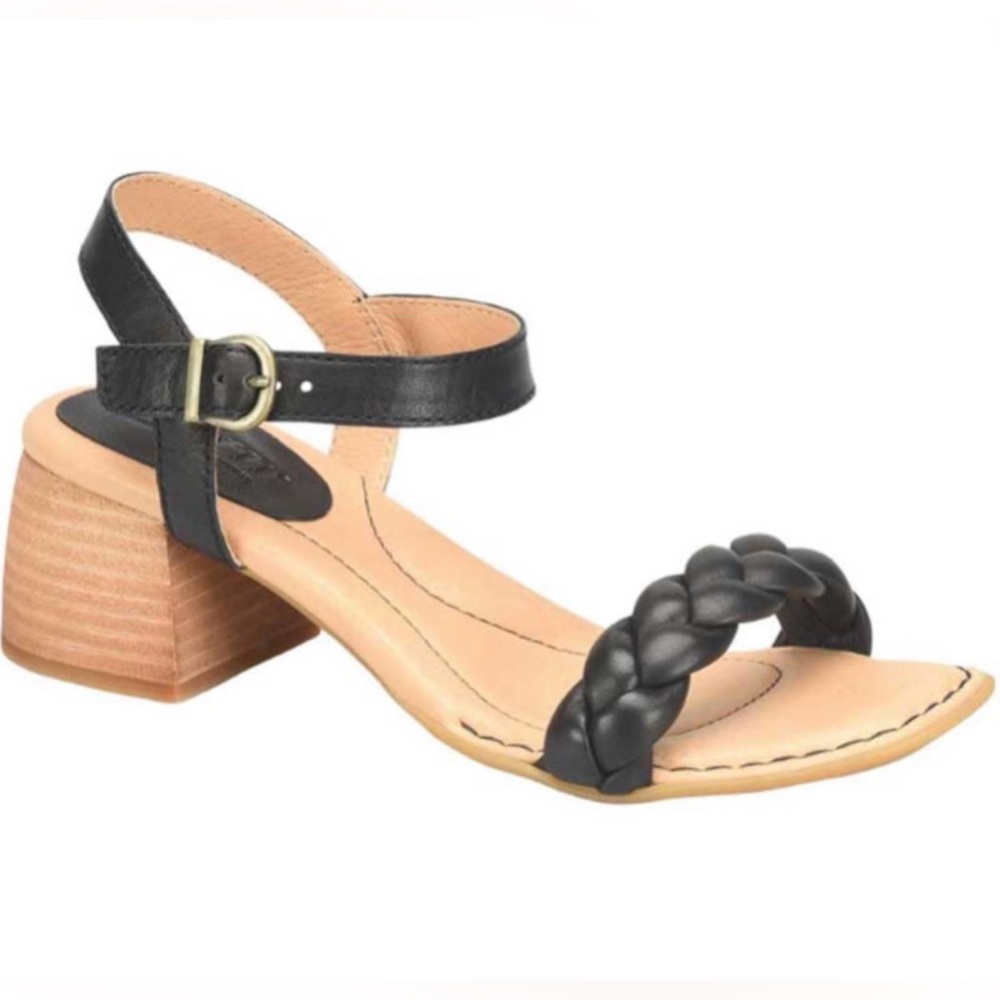 NWOT BORN SIMONE HEELED SANDALS
8